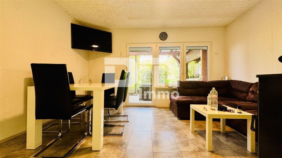 Modernisierte Doppelhaushälte mit Dachterrasse + 2 Garagen und großzügigem Platzangebot - EG Esszimmer / Zugang Terrasse